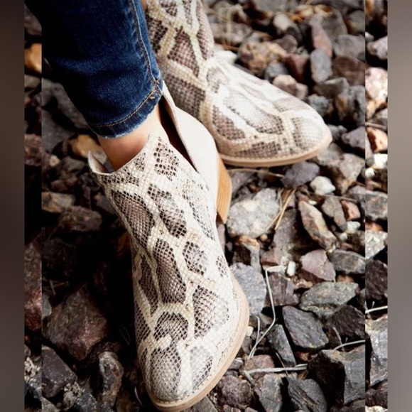 Diba True Look Down Genuine Leather Snake Print Slip On Block Heel Boots Sz 7.5 - Picture 1 of 13